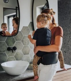 EVE Kids Heupdrager - Baby En Peuter - Heupzitje - Draagzak - Zwart Leer 11 EVE Kids Heupdrager - Baby En Peuter - Heupzitje - Draagzak - Zwart Leer -Babyproducten Serie Winkel 1058x1200