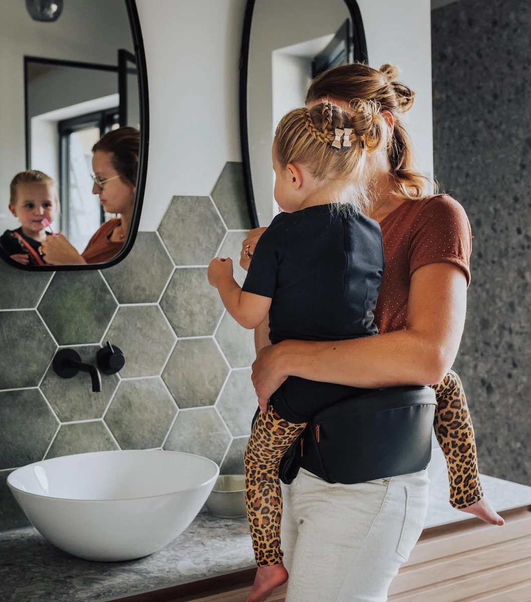 EVE Kids Heupdrager - Baby En Peuter - Heupzitje - Draagzak - Zwart Leer 6 EVE Kids Heupdrager - Baby En Peuter - Heupzitje - Draagzak - Zwart Leer - Afbeelding 4