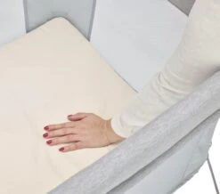 Maxi-Cosi Iris Campingbedje - Essential Grey -Babyproducten Serie Winkel 1200x1060 1