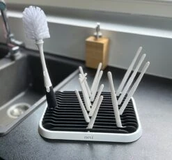 Nevi Afdruiprek Met Lekbak - Afdruipmat Voor 10 Flessen - Opvouwbaar Droogrek Babyfles - Inclusief Afwasborstel -Babyproducten Serie Winkel 1200x1115 5