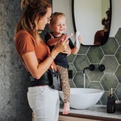 EVE Kids Heupdrager - Baby En Peuter - Heupzitje - Draagzak - Zwart Leer 12 EVE Kids Heupdrager - Baby En Peuter - Heupzitje - Draagzak - Zwart Leer -Babyproducten Serie Winkel 1200x1200 1082