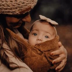 ByKay - Draagzak - Click Carrier Classic - Ribbed Velvet - Mustard Brown -Babyproducten Serie Winkel 1200x1200 1107