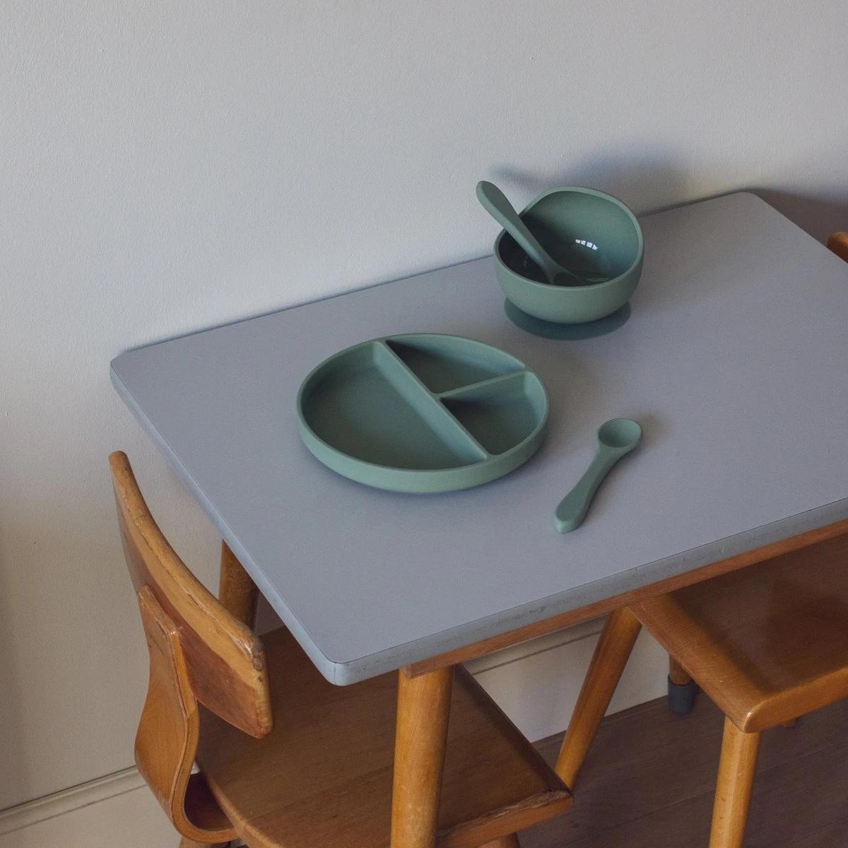 Kids Cultures | Baby Servies | Kinderbord En Kinderkom Met Zuignap Inclusief Lepels | Baby Bord | Groen 7 Kids Cultures | Baby Servies | Kinderbord En Kinderkom Met Zuignap Inclusief Lepels | Baby Bord | Groen - Afbeelding 5