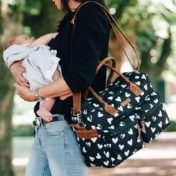 Kidzroom Black And White Luiertas - Zwart - Ophanglussen Kinderwagen - Verschoonmatje - Verstelbare Schouderband -Babyproducten Serie Winkel 1200x1200 264