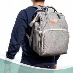 Luiertas Rugzak - Monx Luiertas Verzorgingstas Met Uitklapbaar Babybedje - Overzichtelijke Luierrugzak Extra Buggy En Kinderwagen Haken Inclusief Geïsoleerde Flessenhouder - Grijs 25 Luiertas Rugzak - Monx Luiertas Verzorgingstas Met Uitklapbaar Babybedje - Overzichtelijke Luierrugzak Extra Buggy En Kinderwagen Haken Inclusief Geïsoleerde Flessenhouder - Grijs -Babyproducten Serie Winkel 1200x1200 344