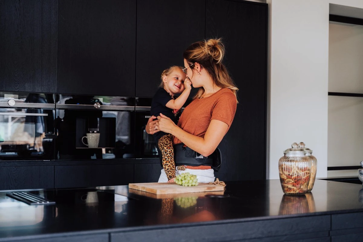 EVE Kids Heupdrager - Baby En Peuter - Heupzitje - Draagzak - Zwart Leer 8 EVE Kids Heupdrager - Baby En Peuter - Heupzitje - Draagzak - Zwart Leer - Afbeelding 6