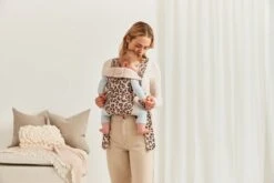 BabyBjörn Draagzak Mini - Cotton - Beige-Luipaard 14 BabyBjörn Draagzak Mini - Cotton - Beige-Luipaard -Babyproducten Serie Winkel 1200x800 170