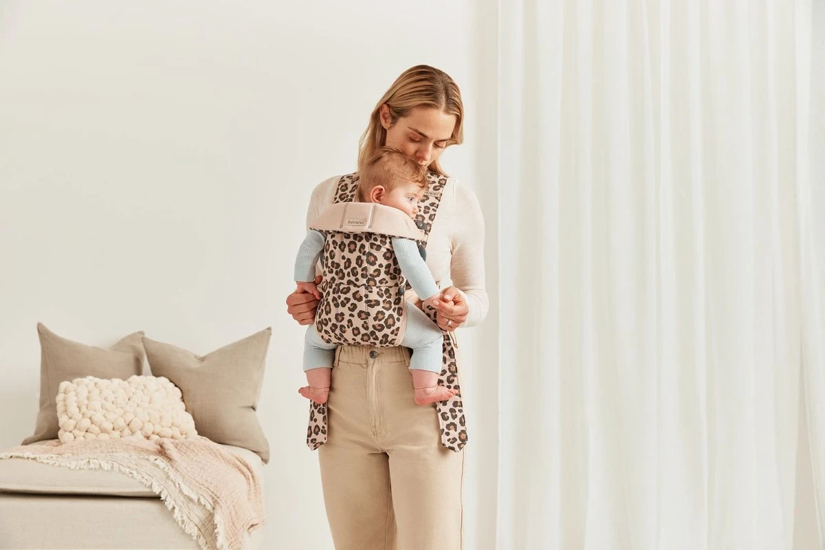 BabyBjörn Draagzak Mini - Cotton - Beige-Luipaard 6 BabyBjörn Draagzak Mini - Cotton - Beige-Luipaard - Afbeelding 4