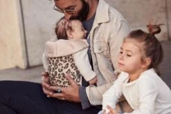 BabyBjörn Draagzak Mini - Cotton - Beige-Luipaard 18 BabyBjörn Draagzak Mini - Cotton - Beige-Luipaard -Babyproducten Serie Winkel 1200x800 171