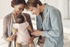 BabyBjörn Draagzak Mini - 3D Jersey - Lichtroze 17 BabyBjörn Draagzak Mini - 3D Jersey - Lichtroze -Babyproducten Serie Winkel 1200x800 174