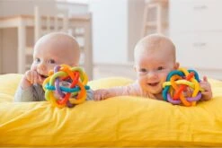 Playgro Buigbare Bendy Ball - Grijp- En Bijtspeelgoed - Incl Rammelaar - Activiteitenbal -Babyproducten Serie Winkel 1200x802 2