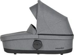 Easywalker Harvey 3 / Harvey³ Voordeelset Bestaande Uit Kinderwagen, Reiswieg, Voetenzak, Regenhoes Voor Zitting En Reiswieg, Hoes Voor De Reiswiegmatras - Kleur Fossil Grey -Babyproducten Serie Winkel 1200x898 7