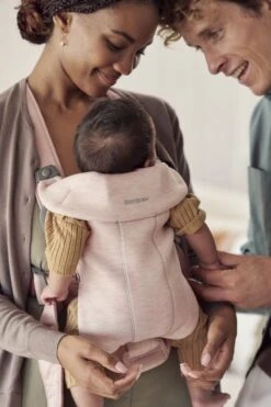 BabyBjörn Draagzak Mini - 3D Jersey - Lichtroze 21 BabyBjörn Draagzak Mini - 3D Jersey - Lichtroze -Babyproducten Serie Winkel 800x1200 115