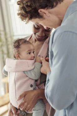 BabyBjörn Draagzak Mini - 3D Jersey - Lichtroze 25 BabyBjörn Draagzak Mini - 3D Jersey - Lichtroze -Babyproducten Serie Winkel 800x1200 116