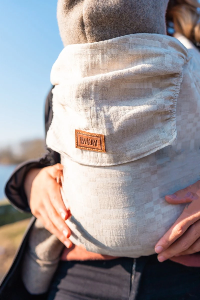 ByKay - Draagzak - Click Carrier Classic - Sand Blocks Summer - Organic Linnen/Cotton 4 ByKay - Draagzak - Click Carrier Classic - Sand Blocks Summer - Organic Linnen/Cotton - Afbeelding 2