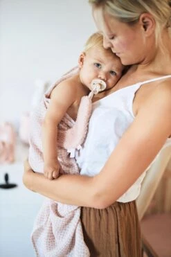 Jollein Speendoek Moon | Set 2 Stuks | Pale Pink + Ash Green 8 Jollein Speendoek Moon | Set 2 Stuks | Pale Pink + Ash Green -Babyproducten Serie Winkel 800x1200 179