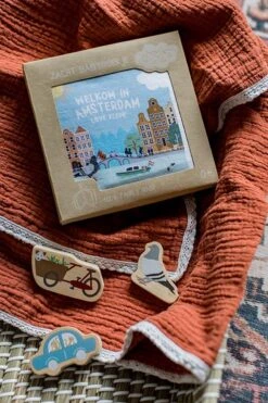 Zacht Babyboekje Amsterdam - 100% Katoen - Fairly Made - In Mooie Geschenkverpakking - Duurzaam En Origineel Kraamcadeau -Babyproducten Serie Winkel 800x1200 2