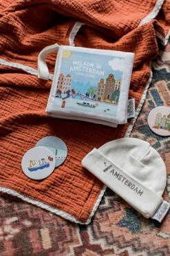 Zacht Babyboekje Amsterdam - 100% Katoen - Fairly Made - In Mooie Geschenkverpakking - Duurzaam En Origineel Kraamcadeau -Babyproducten Serie Winkel 800x1200 3