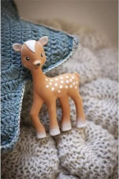 Sophie De Giraf- Bijtspeelgoed - FanFan Het Hertje - 100% Natuurlijk Rubber 11 Sophie De Giraf- Bijtspeelgoed - FanFan Het Hertje - 100% Natuurlijk Rubber -Babyproducten Serie Winkel 804x1200