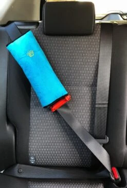 3D Blauwe Gordelkussen Of Slaapkussen Als Reiskussen In De Auto. Dit Kussen Is De Beschermer Van Riem/Gordel, Nek, Hoofd En Kind Bij Het Slapen -Babyproducten Serie Winkel 810x1200 3