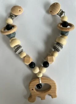 Littlecutiez - Wagenspanner Dombo - Olifant - Gehaakt - Hout - Kralen - Kinderwagen - Buggy - Kraamcadeau - Baby - Zilver -Babyproducten Serie Winkel 884x1200 2