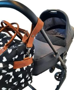 Kidzroom Black And White Luiertas - Zwart - Ophanglussen Kinderwagen - Verschoonmatje - Verstelbare Schouderband -Babyproducten Serie Winkel 986x1200